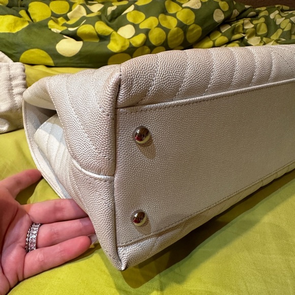 Chanel pearlescent white coco handle medium/large size. - Picture 9 of 16